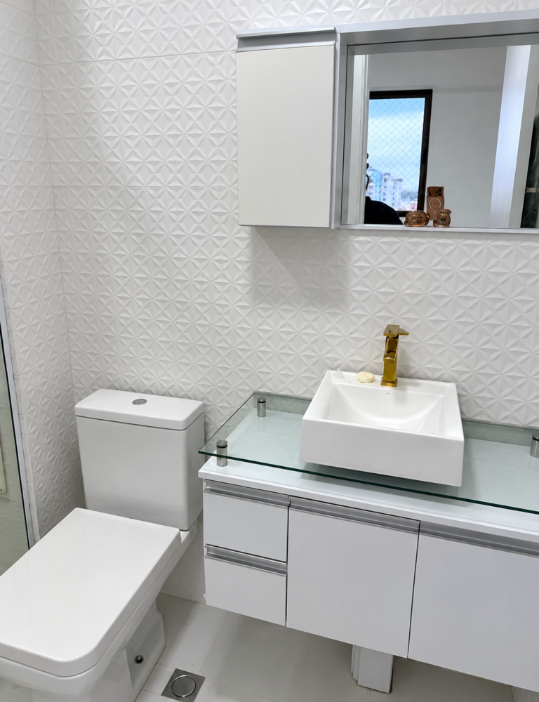 Banheiro moderno com detalhes dourados (1)