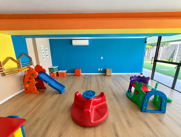 Brinquedos Coloridos em Sala Infantil luminosa