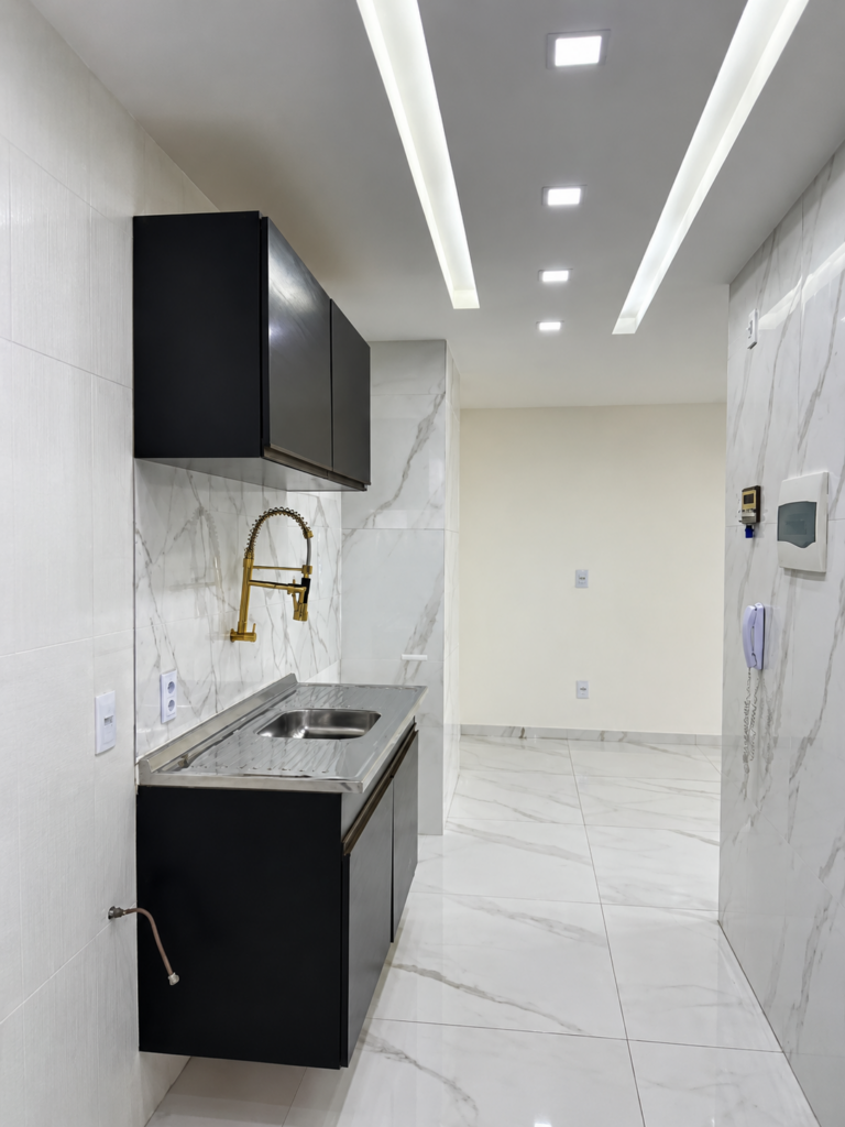 Cozinha Minimalista com Torneira Dourada