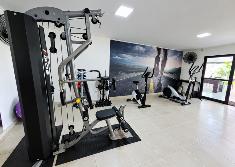 Sala de Academia Moderna com Equipamentos IKOS