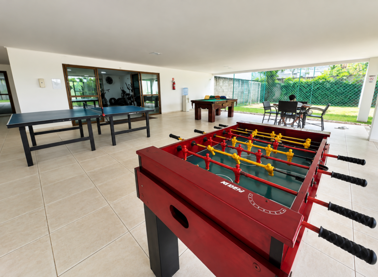 Sala de jogos com pebolim vermelho (1)
